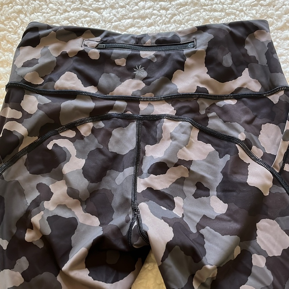 Athletica camo leggings zip pocket on the back - Picture 3 of 3